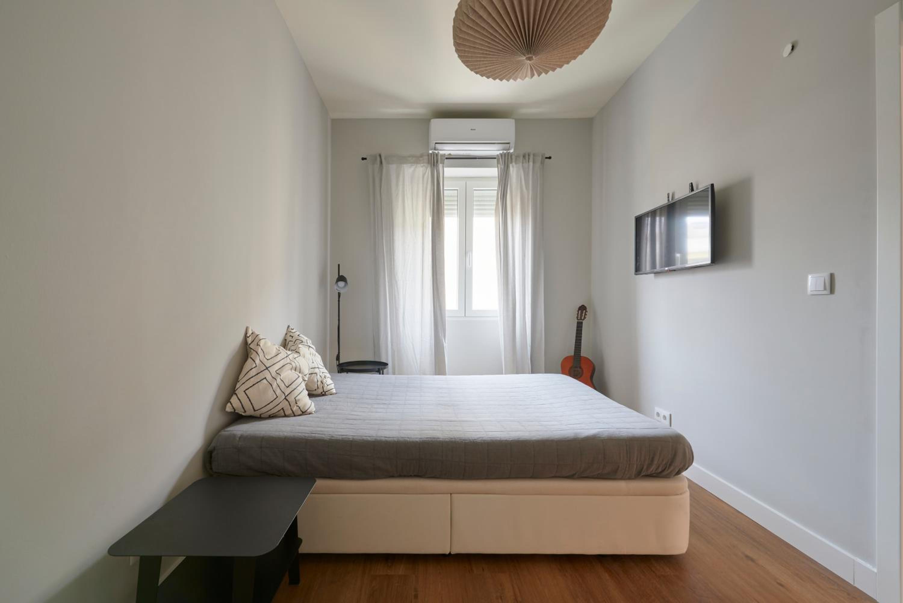 Modern 2 Bed Apt in Campolide near Amoreiras view 4