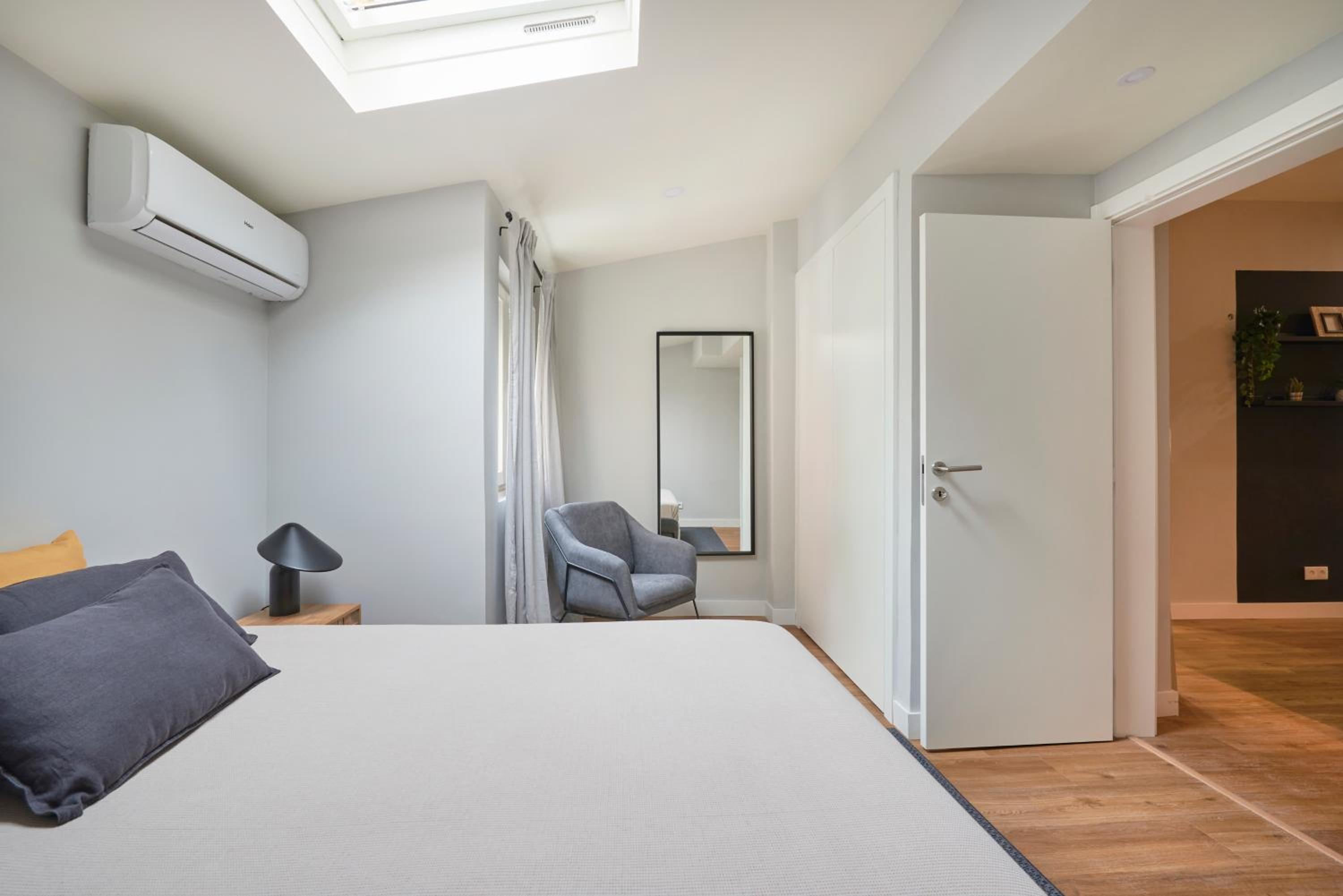 Modern 2 Bed Apt in Campolide near Amoreiras view 2