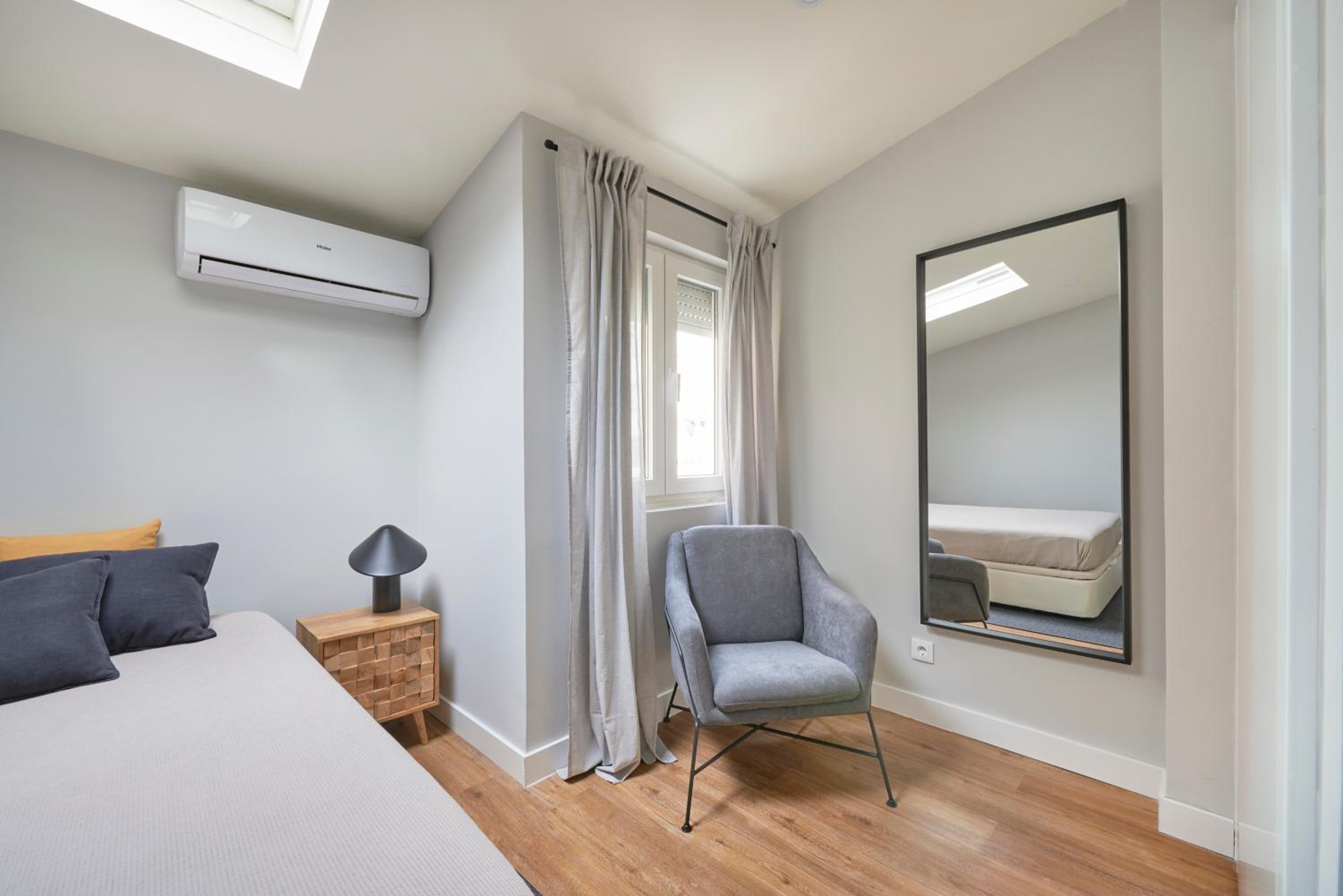 Modern 2 Bed Apt in Campolide near Amoreiras view 3