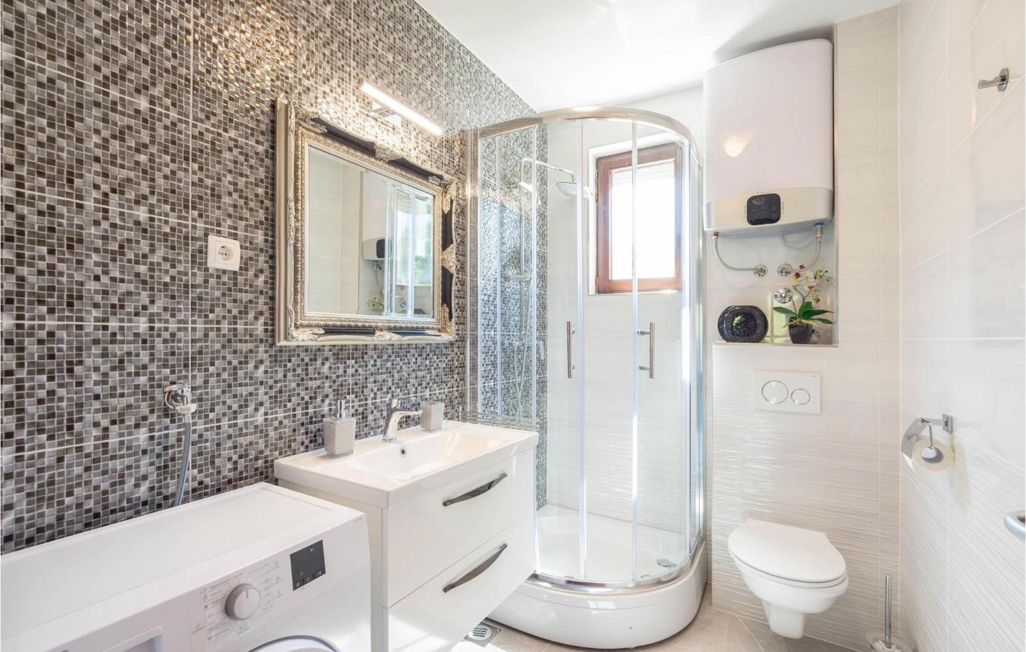 Awesome Home In Zrnovnica With Kitchen