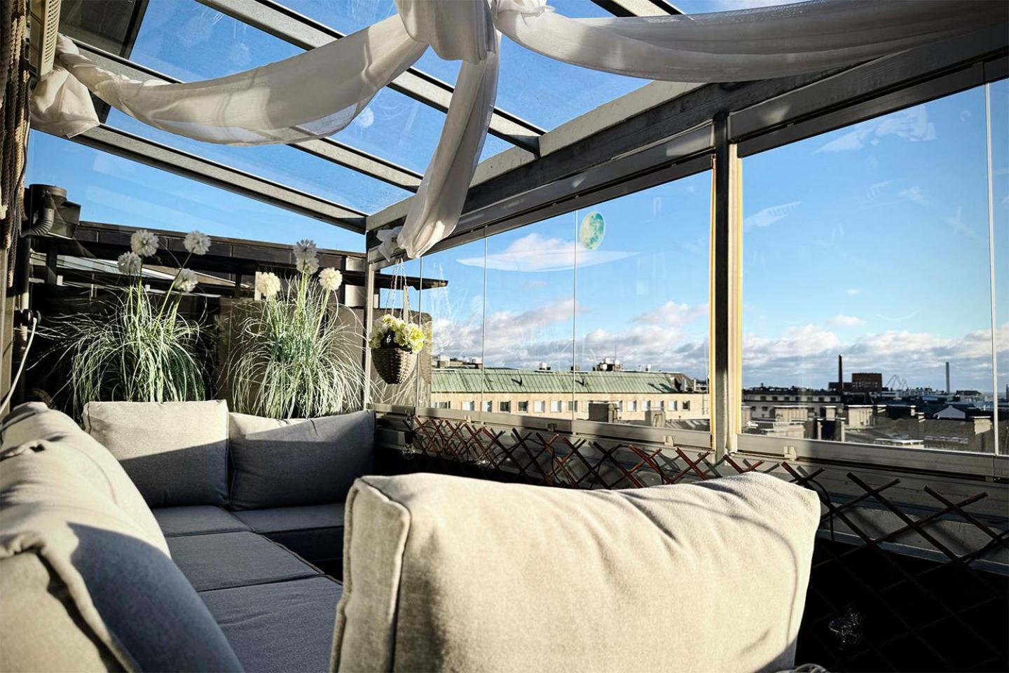 Central Skyroom - Sauna, Family-Friendly & City Skyline Views view 5