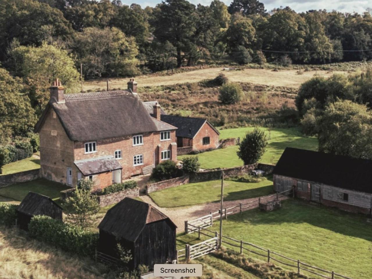 Gorgeous English Farmhouse Holiday Cottage for 9 and a half view 2