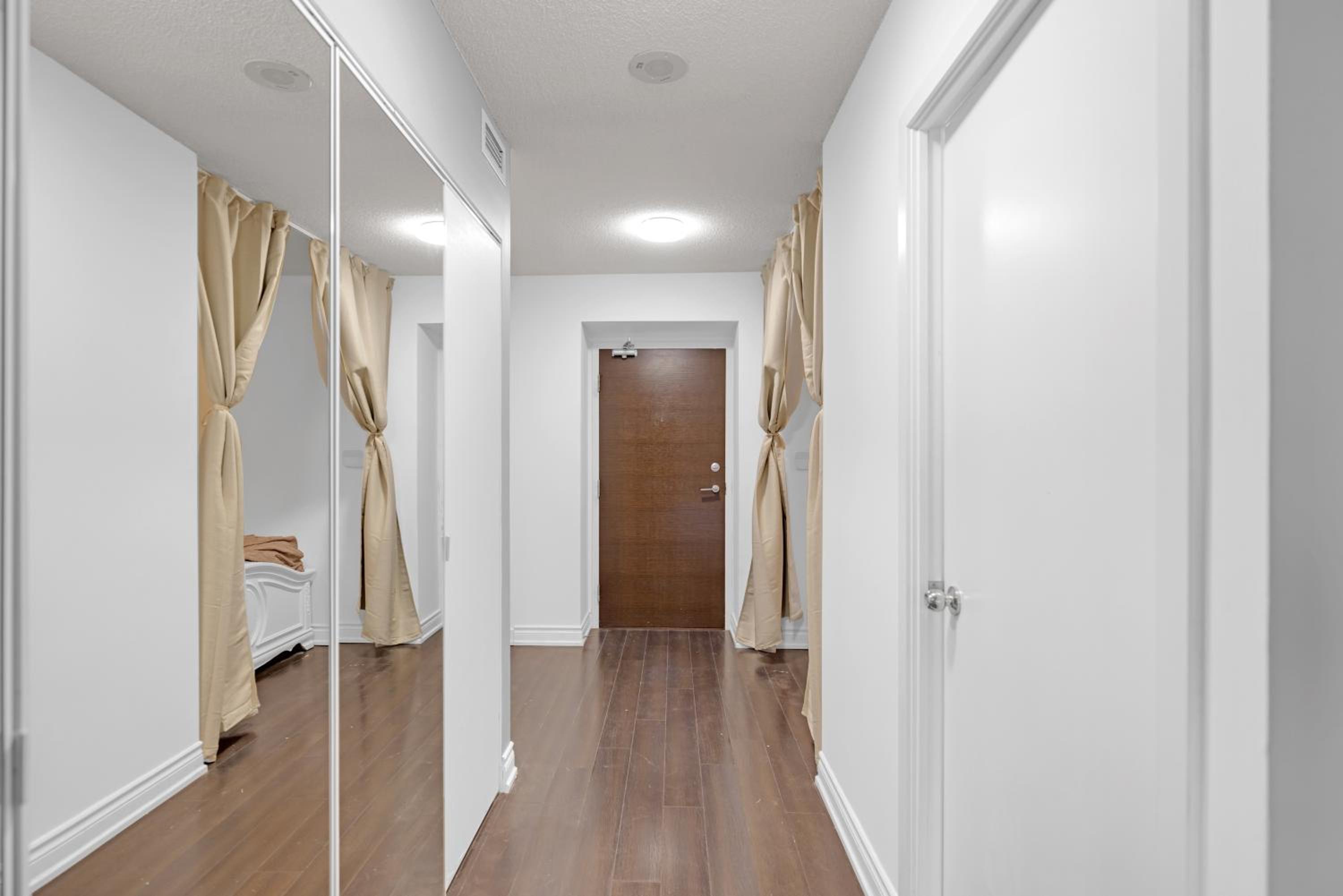 Great Location Near Rogers Centre & Parking