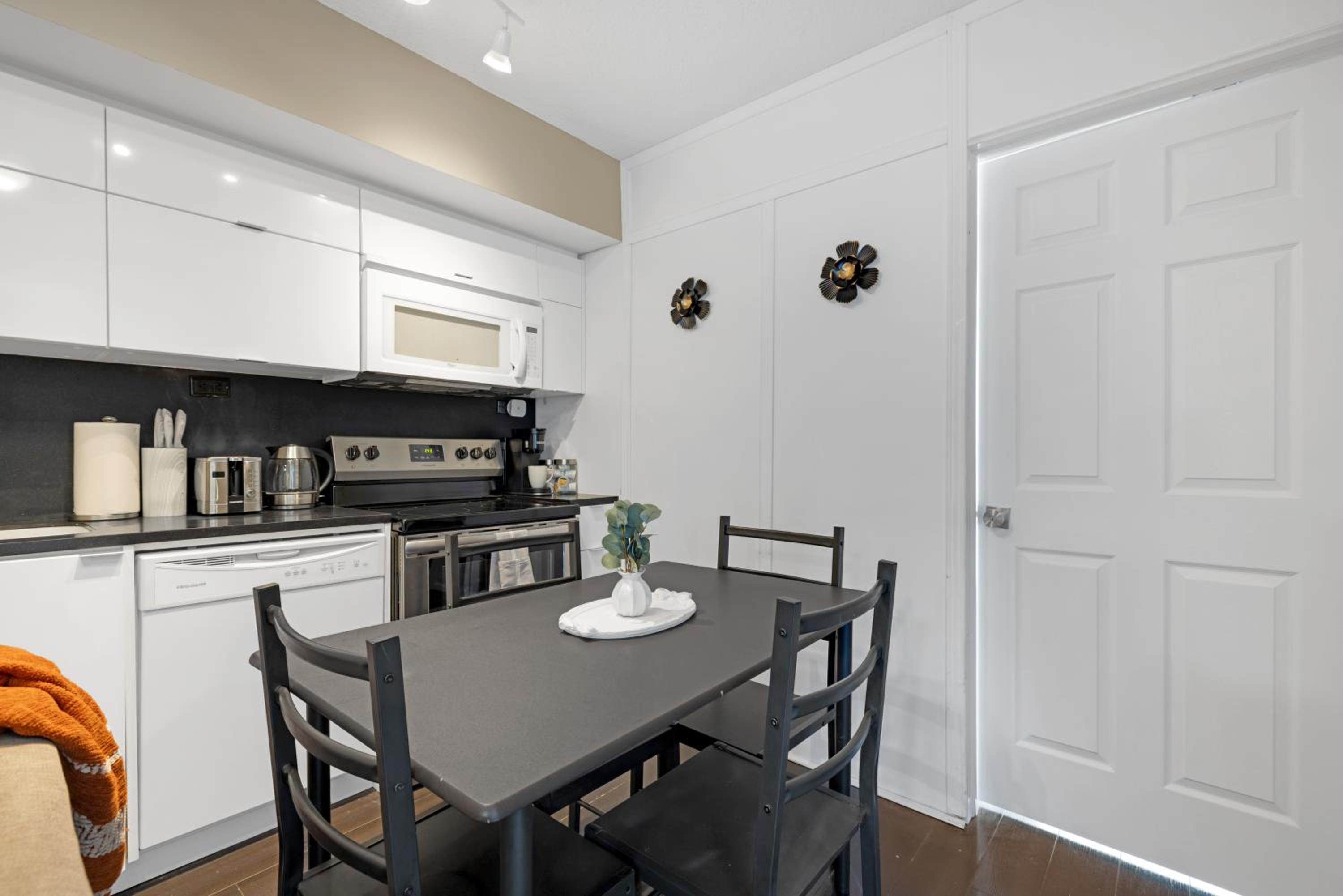 Great Location Near Rogers Centre & Parking