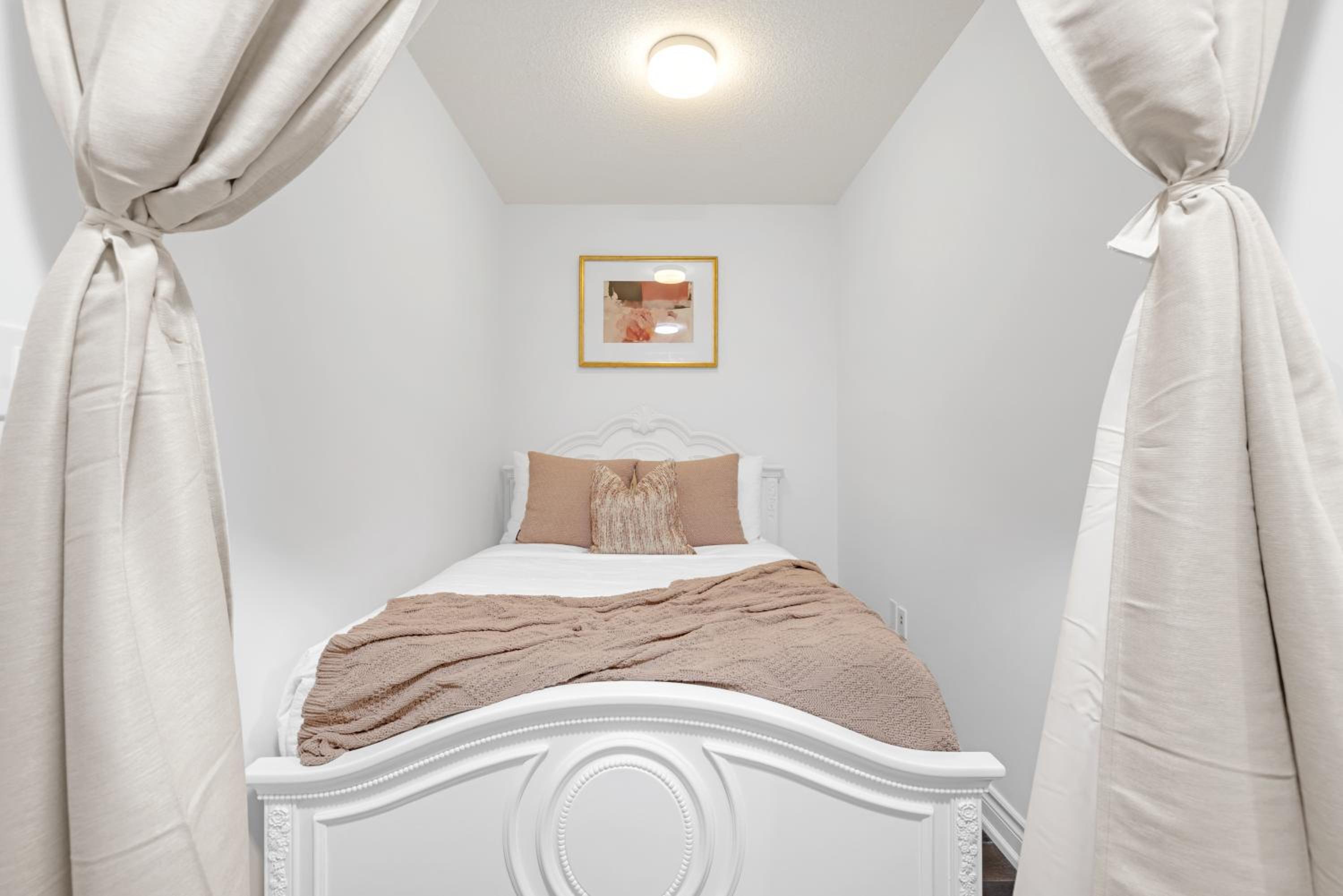 Great Location Near Rogers Centre & Parking