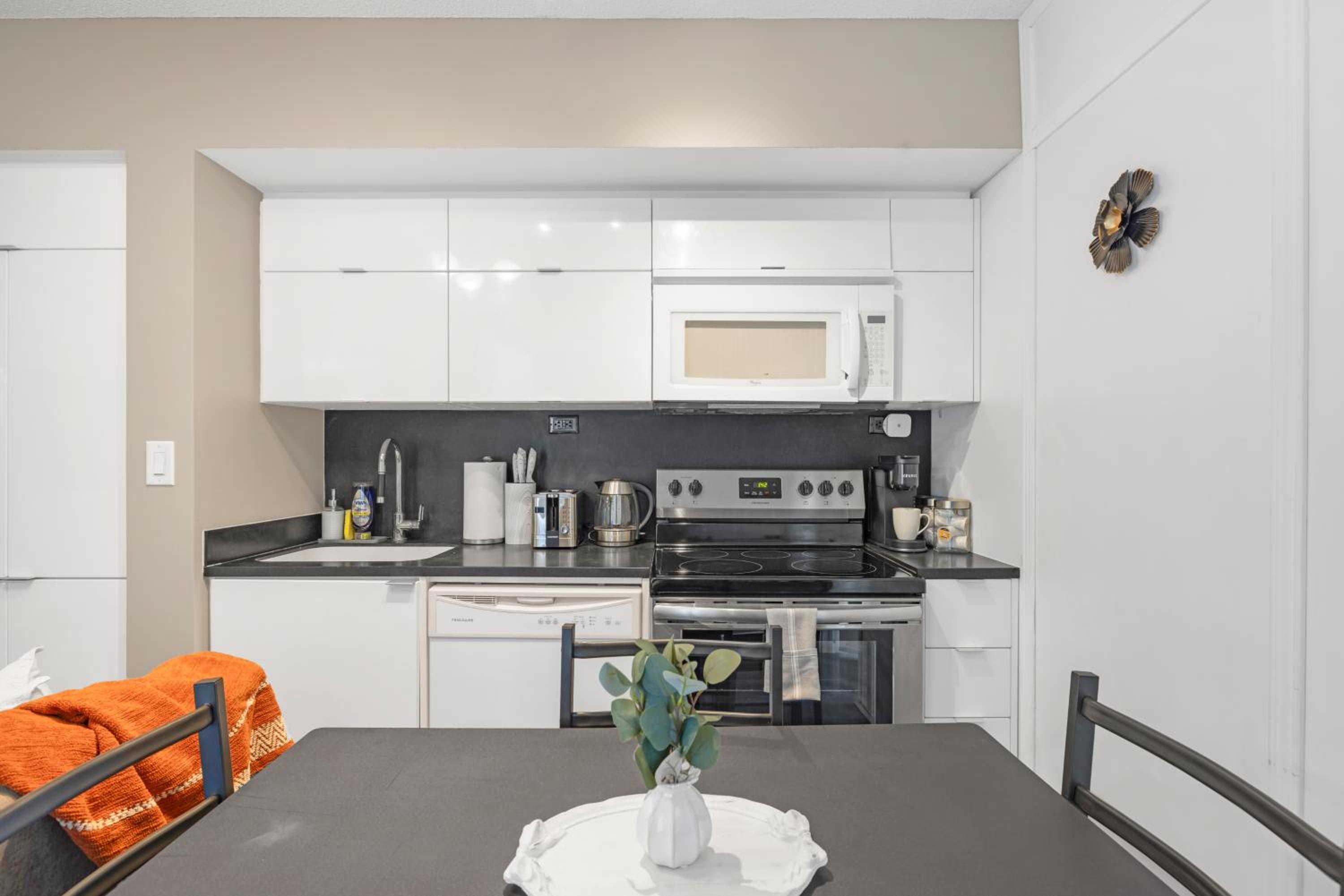 Great Location Near Rogers Centre & Parking