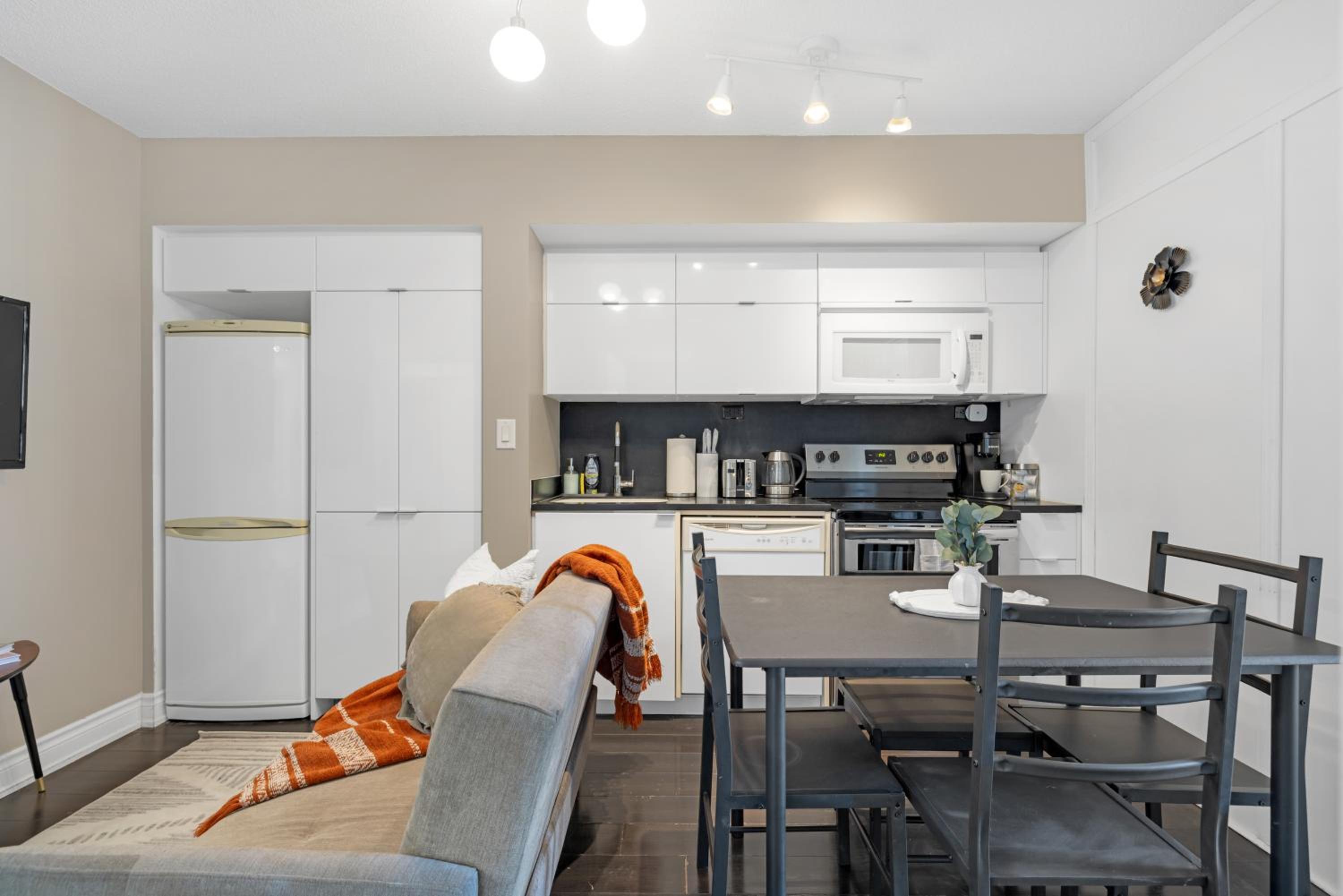 Great Location Near Rogers Centre & Parking