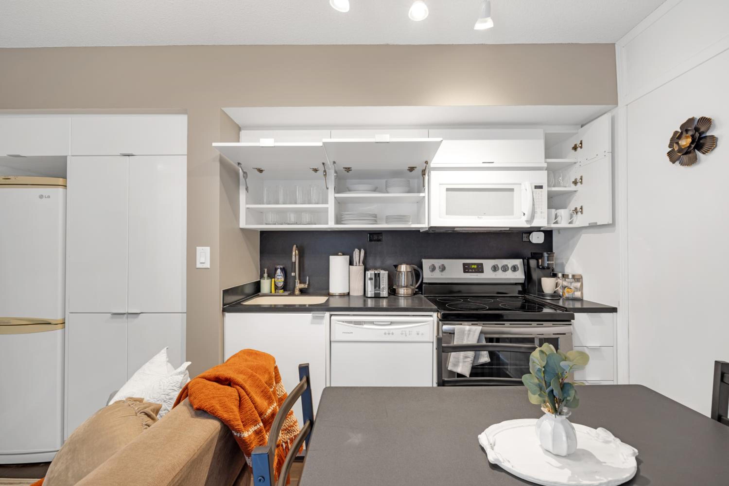 Great Location Near Rogers Centre & Parking