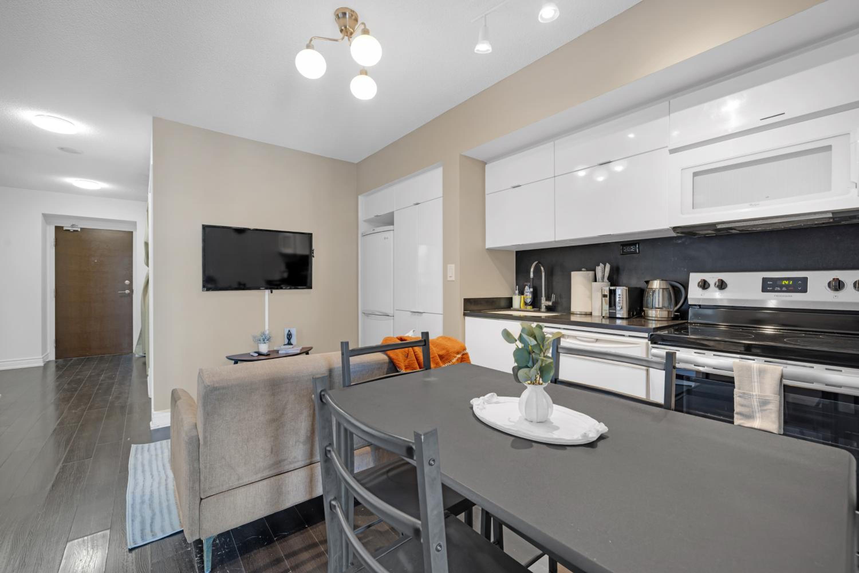 Great Location Near Rogers Centre & Parking