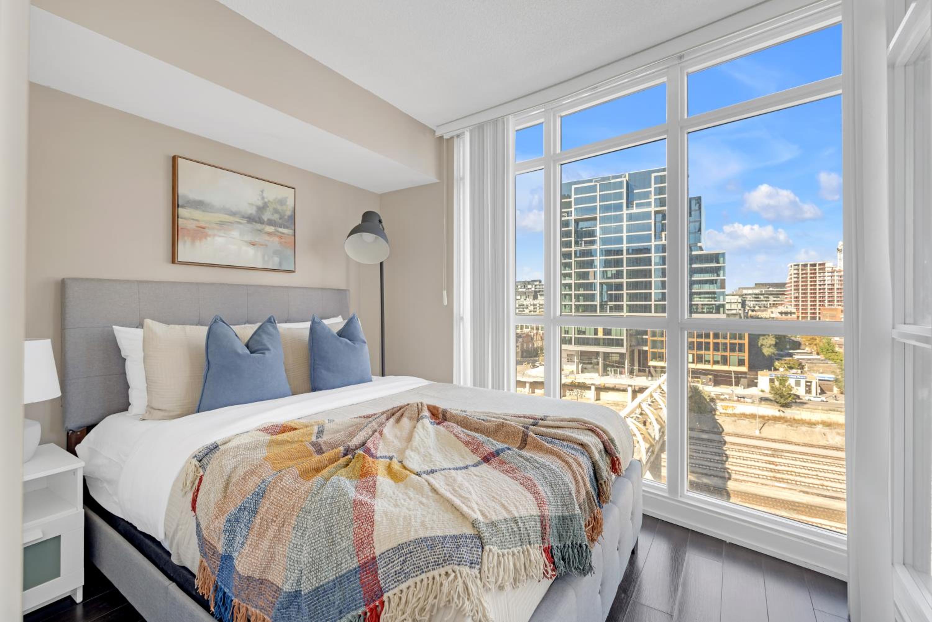 Great Location Near Rogers Centre & Parking