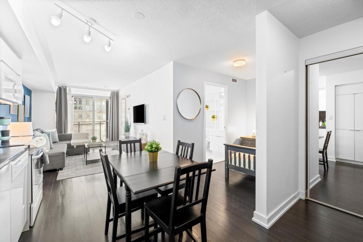 Spacious Bright & Sunlit Condo Near Rogers & Scotia Arena