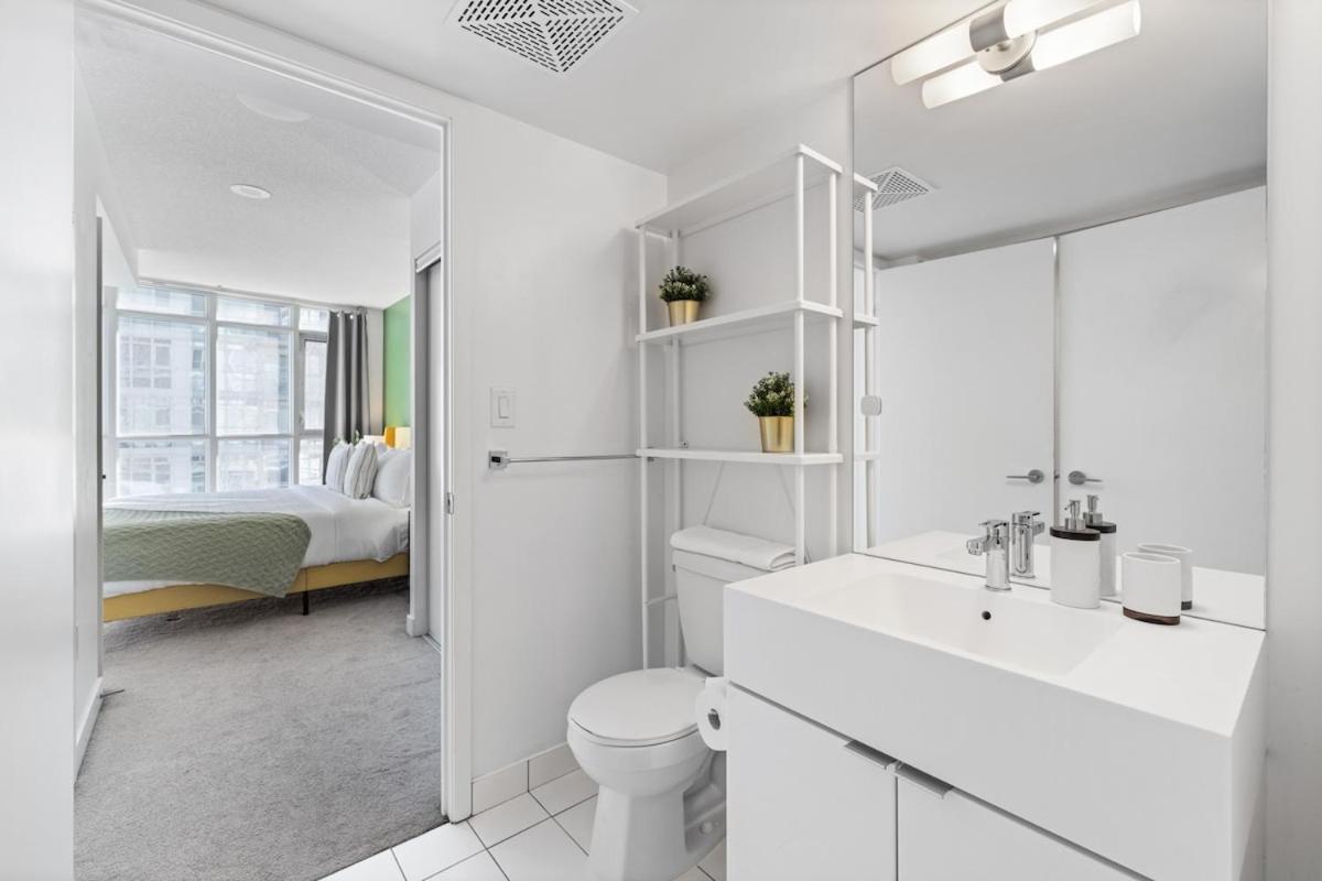 Spacious Bright & Sunlit Condo Near Rogers & Scotia Arena