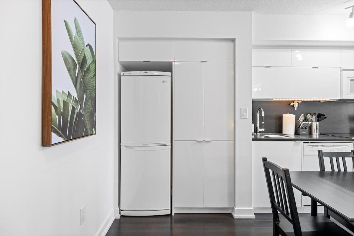Spacious Bright & Sunlit Condo Near Rogers & Scotia Arena