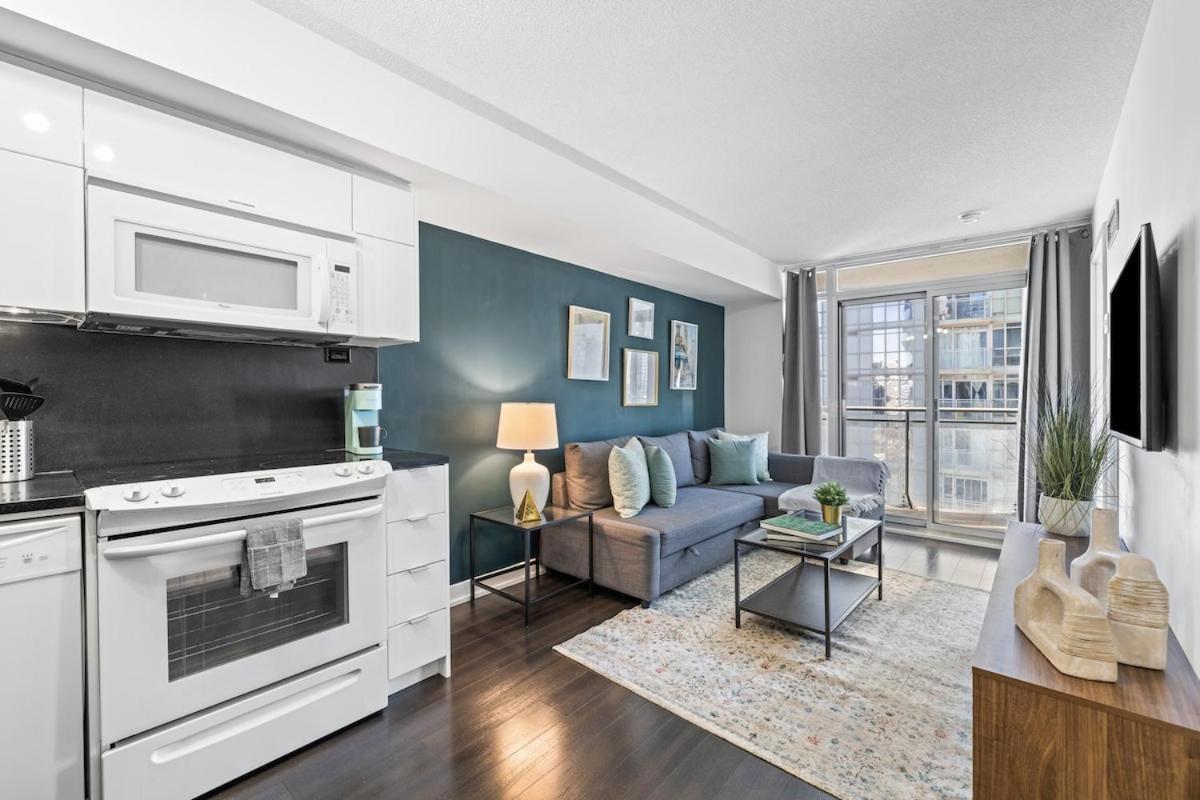 Spacious Bright & Sunlit Condo Near Rogers & Scotia Arena