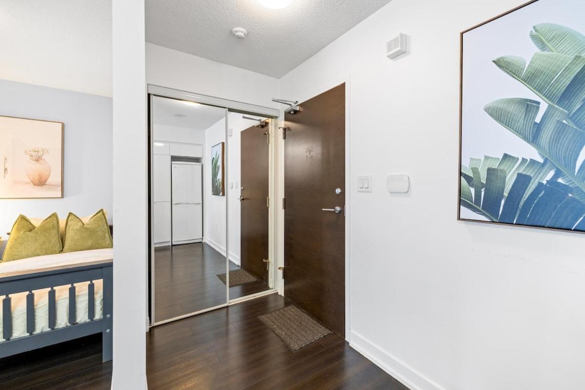 Spacious Bright & Sunlit Condo Near Rogers & Scotia Arena