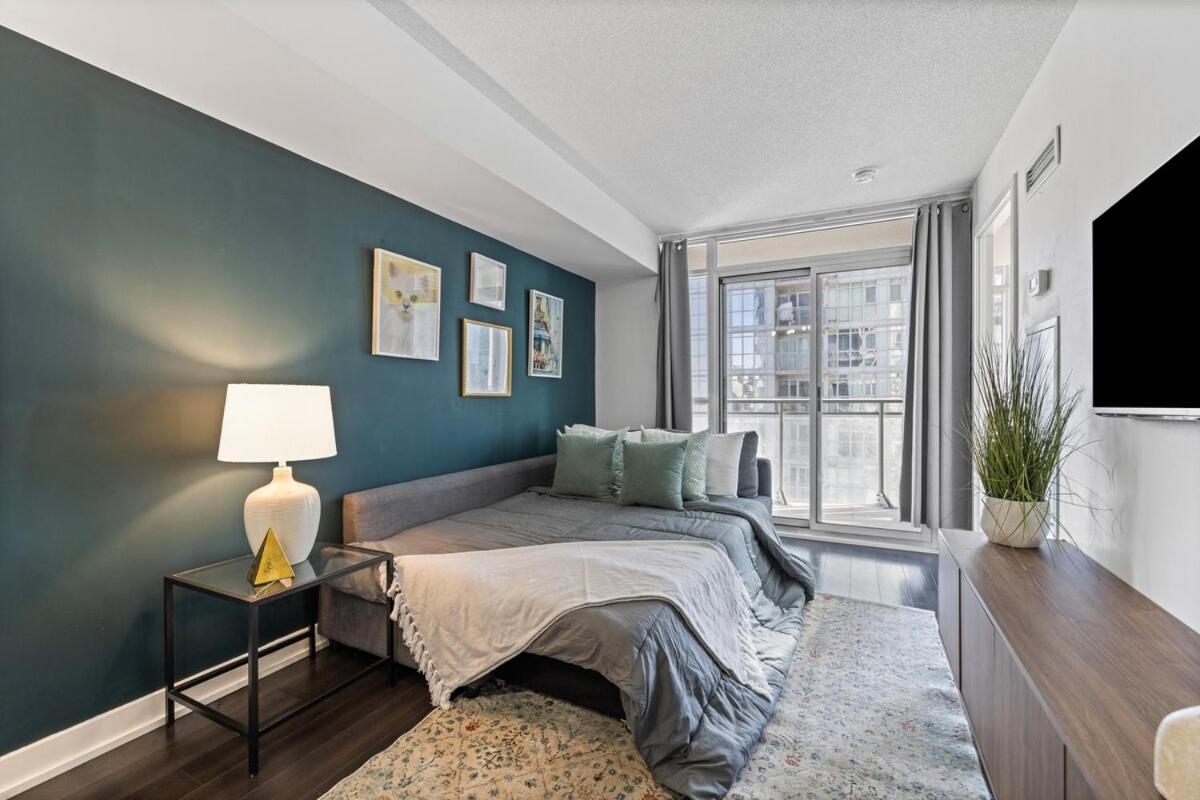 Spacious Bright & Sunlit Condo Near Rogers & Scotia Arena