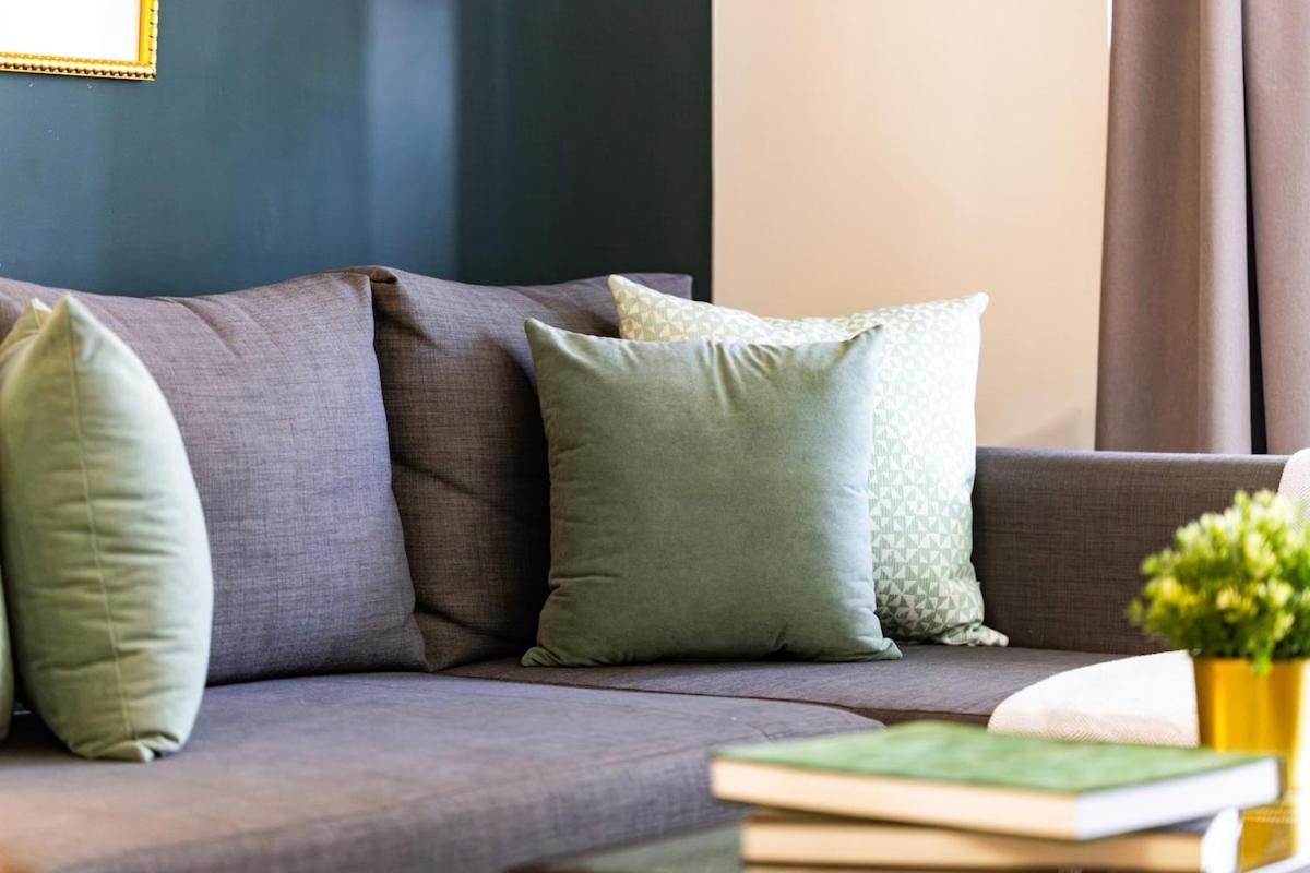 Spacious Bright & Sunlit Condo Near Rogers & Scotia Arena