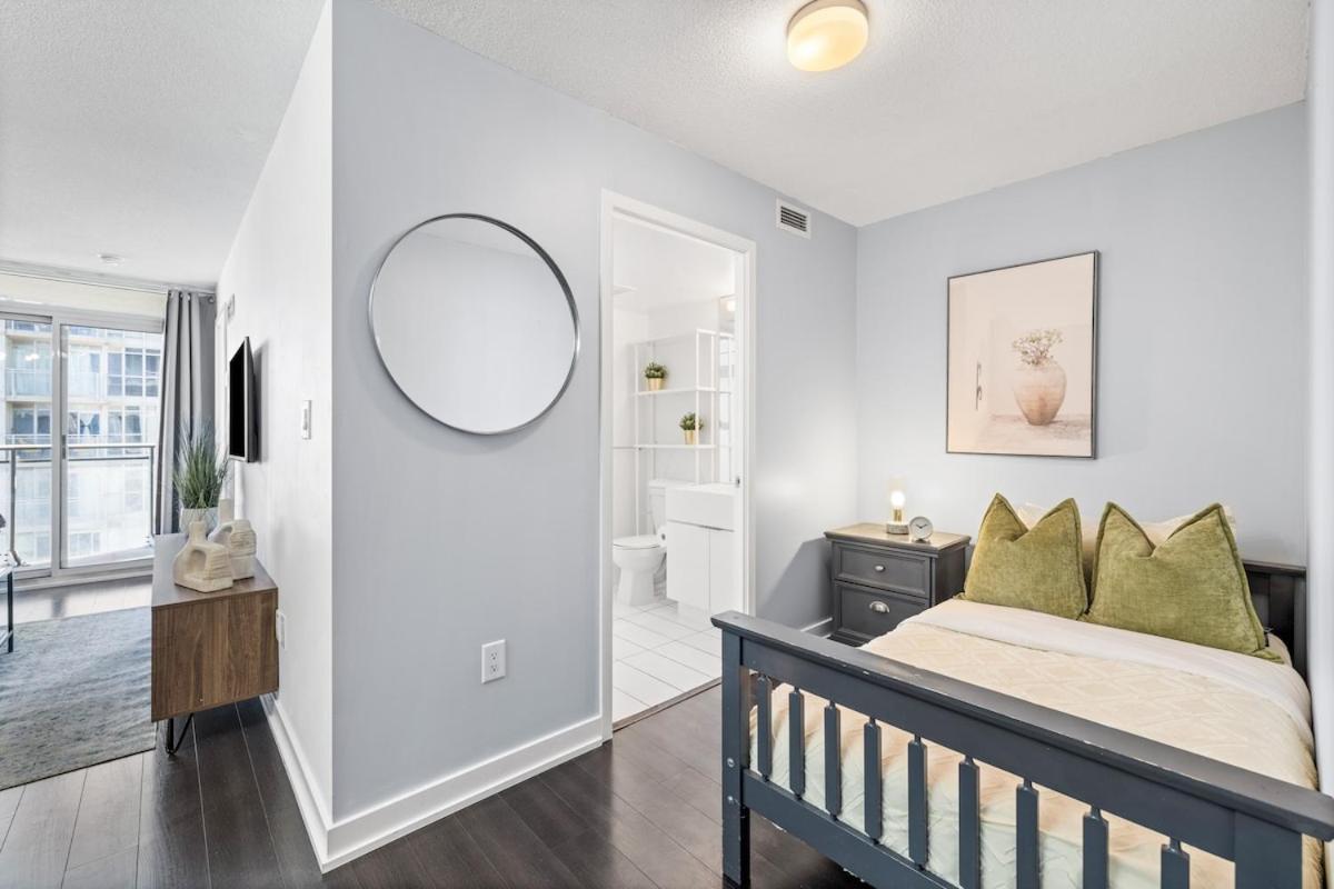 Spacious Bright & Sunlit Condo Near Rogers & Scotia Arena