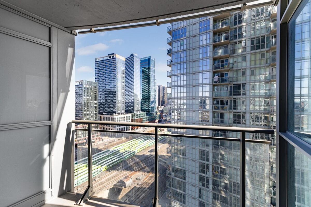 Spacious Bright & Sunlit Condo Near Rogers & Scotia Arena