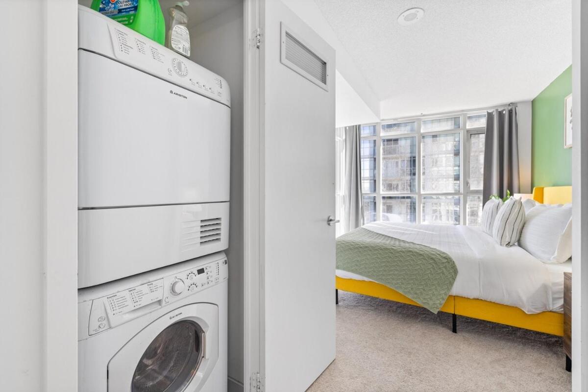 Spacious Bright & Sunlit Condo Near Rogers & Scotia Arena