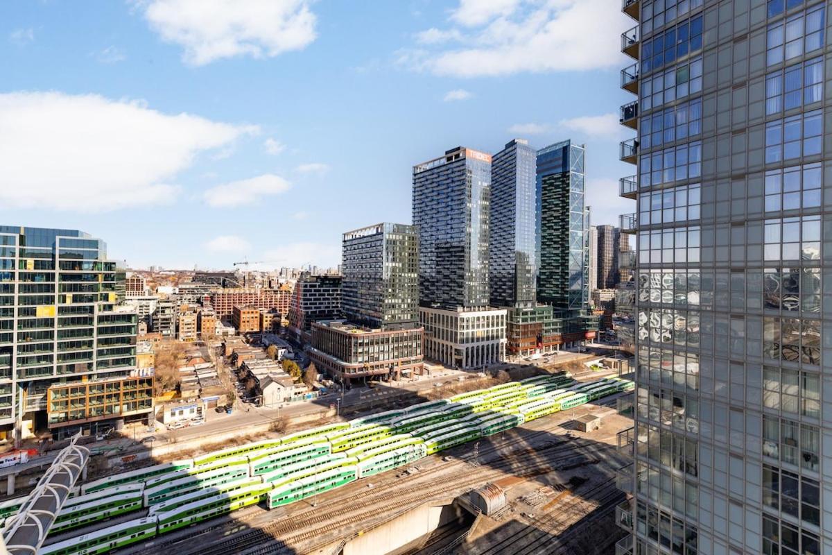 Spacious Bright & Sunlit Condo Near Rogers & Scotia Arena
