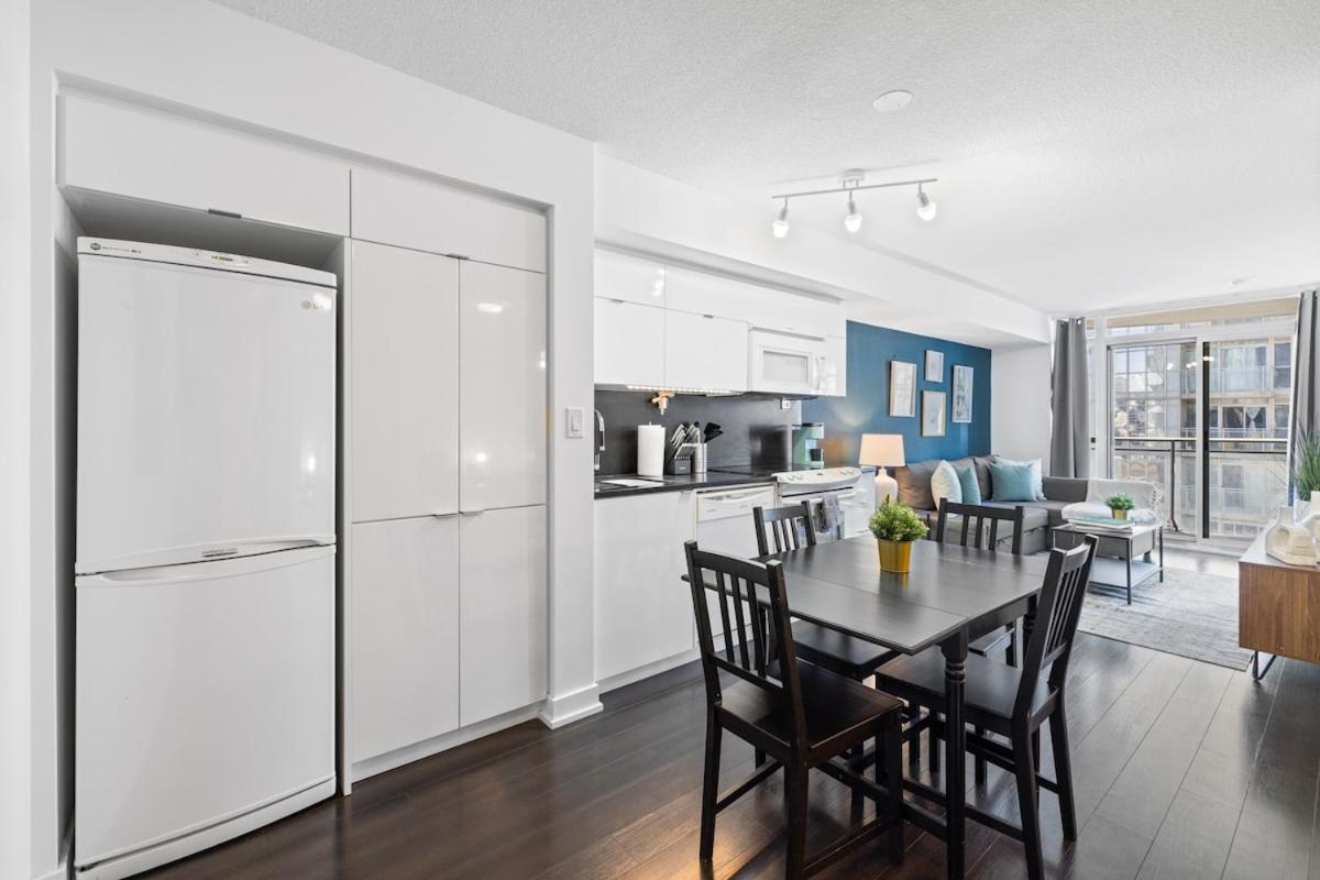 Spacious Bright & Sunlit Condo Near Rogers & Scotia Arena