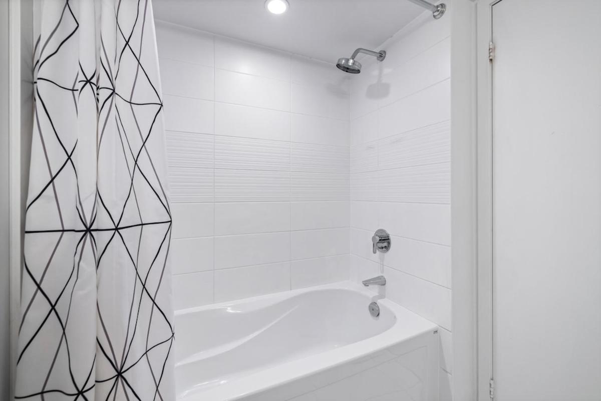 Spacious Bright & Sunlit Condo Near Rogers & Scotia Arena