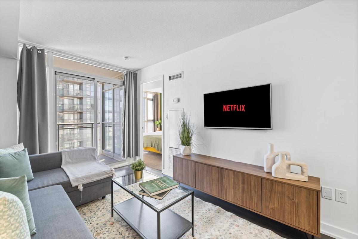 Spacious Bright & Sunlit Condo Near Rogers & Scotia Arena