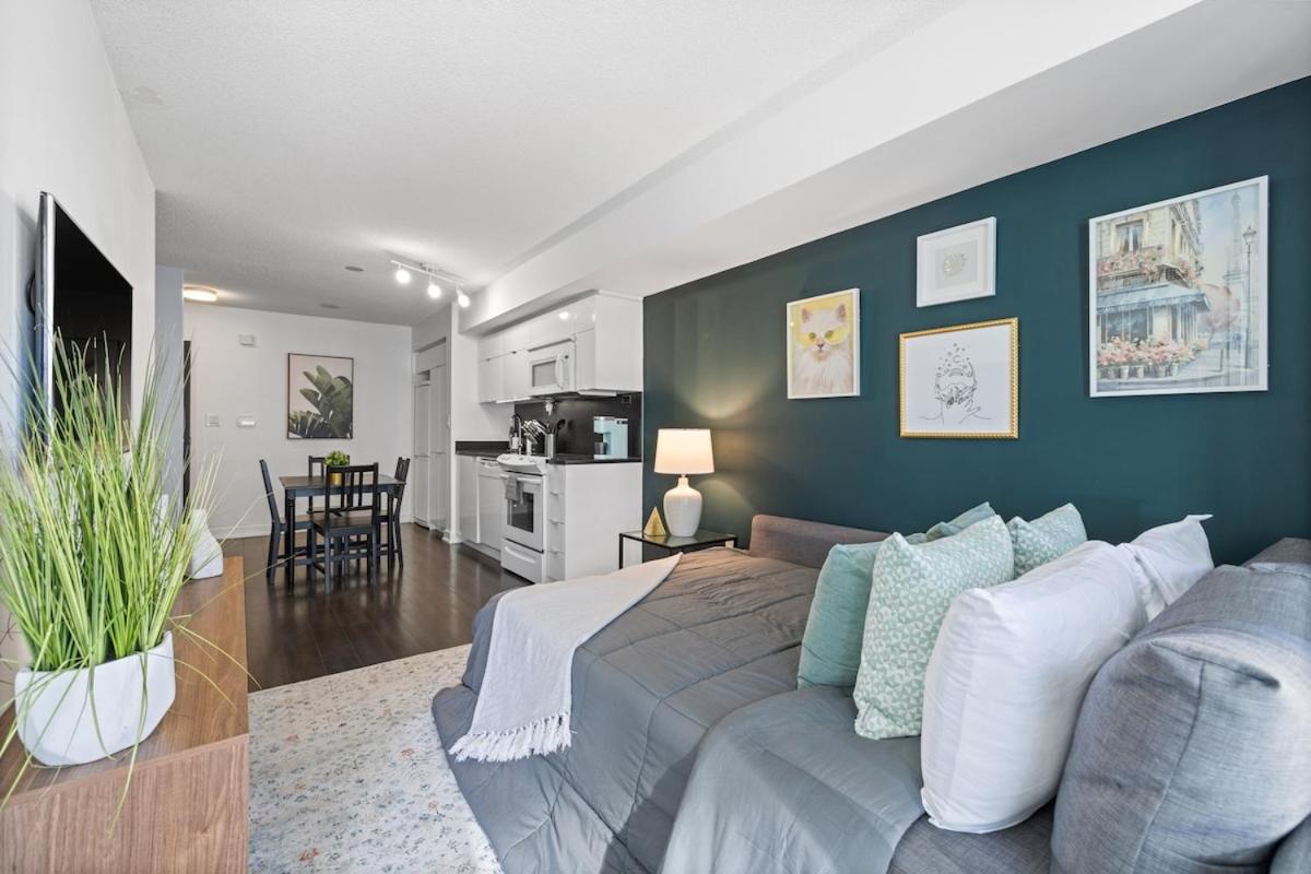 Spacious Bright & Sunlit Condo Near Rogers & Scotia Arena
