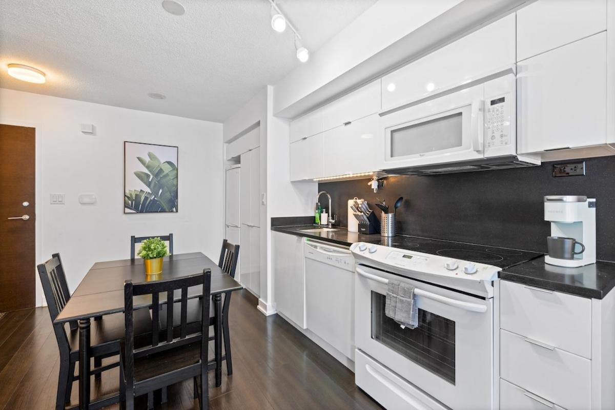 Spacious Bright & Sunlit Condo Near Rogers & Scotia Arena