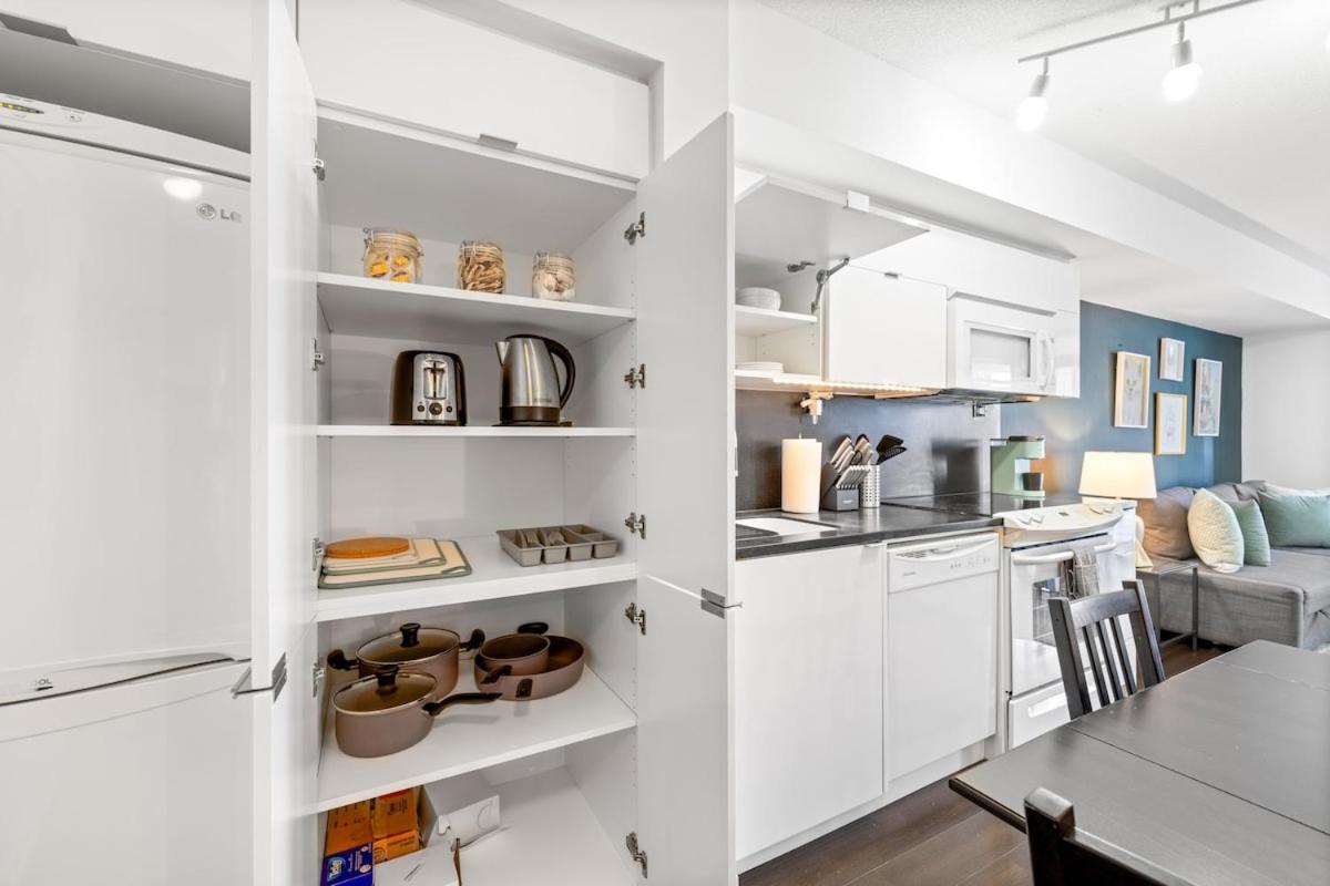 Spacious Bright & Sunlit Condo Near Rogers & Scotia Arena