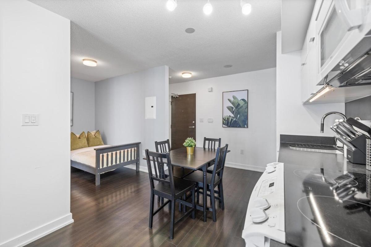 Spacious Bright & Sunlit Condo Near Rogers & Scotia Arena