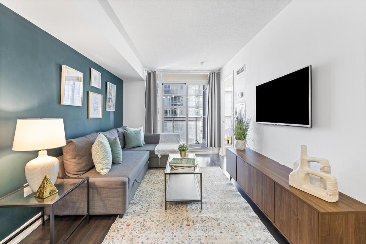 Spacious Bright & Sunlit Condo Near Rogers & Scotia Arena