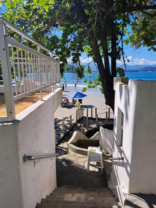 Apto beira mar Toninhas em condomínio