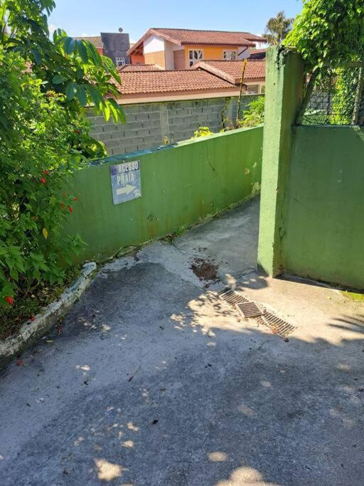 Apto beira mar Toninhas em condomínio