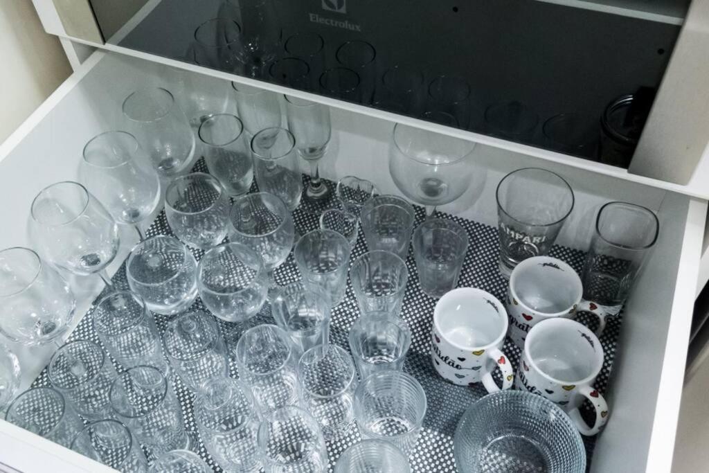 Apto beira mar Toninhas em condomínio