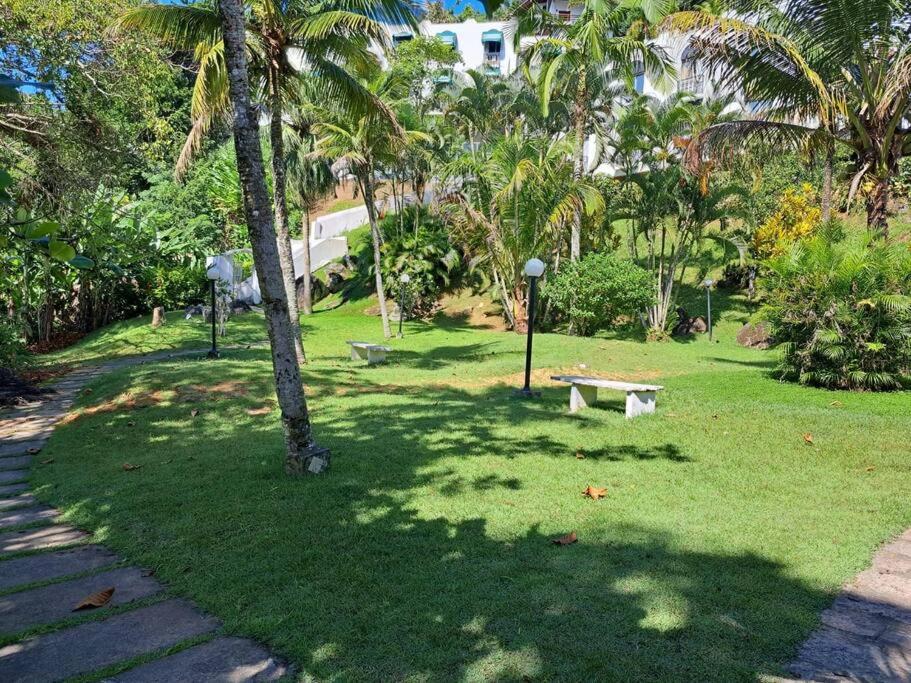 Apto beira mar Toninhas em condomínio