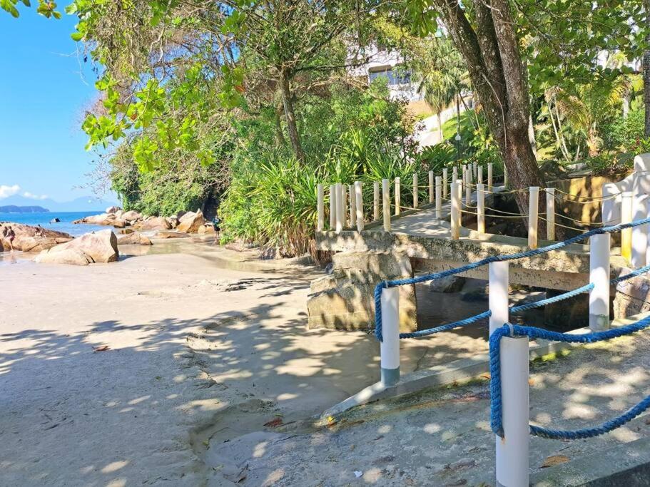 Apto beira mar Toninhas em condomínio