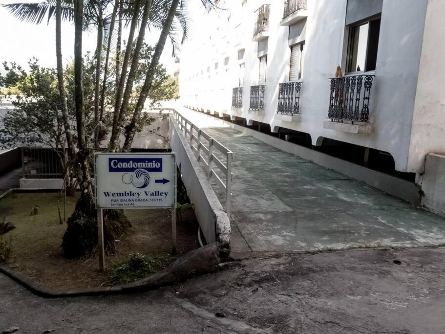 Apto beira mar Toninhas em condomínio