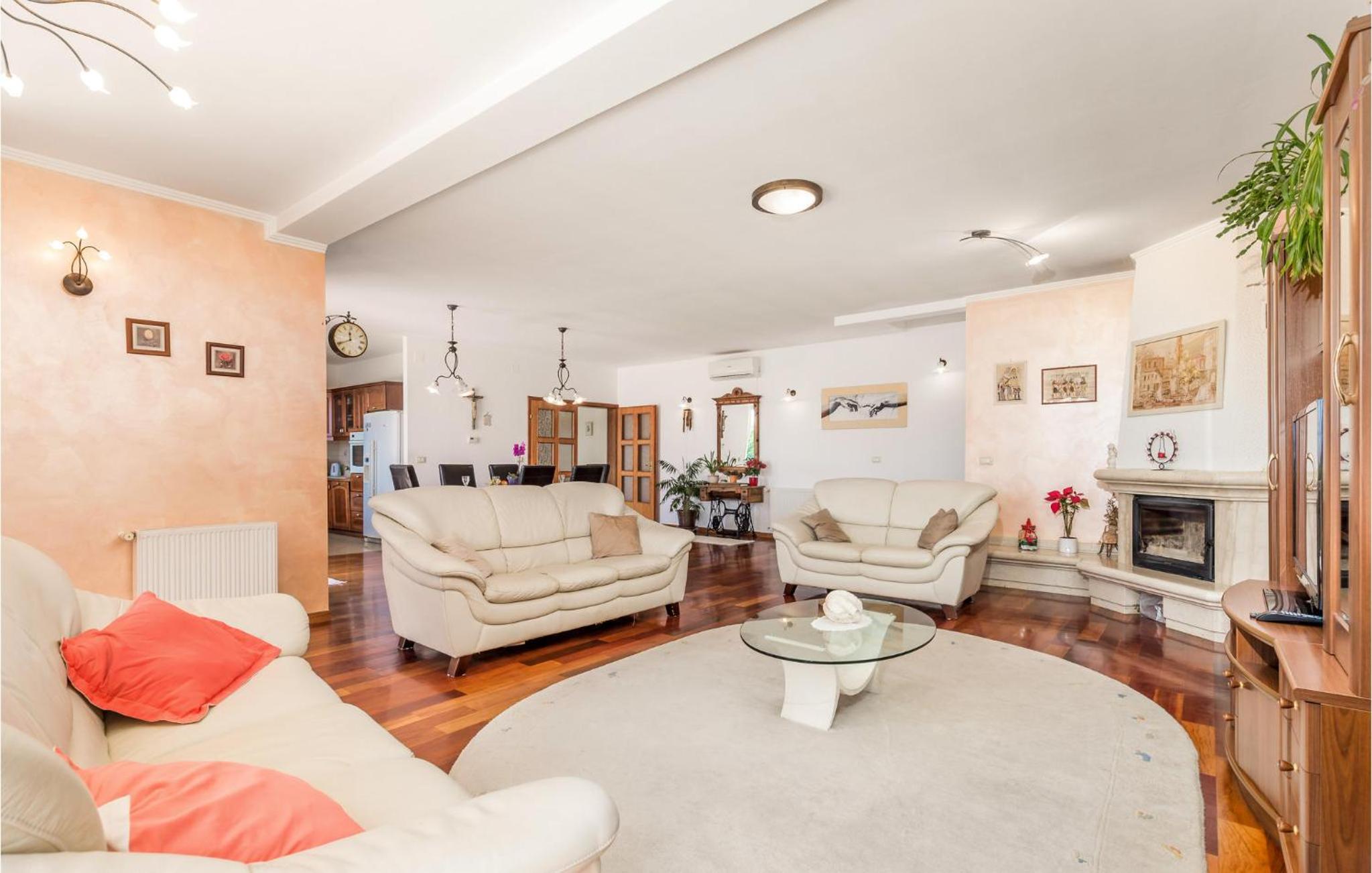 Awesome Home In Opric
