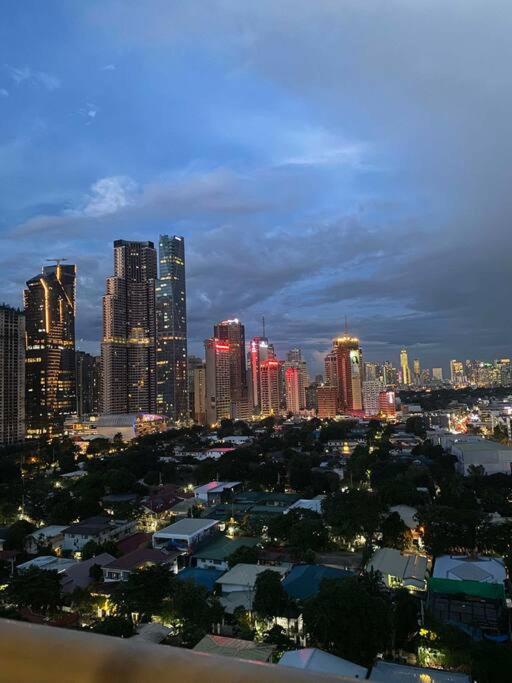 Jazz 1BR with Balcony Skyline View Near Poblacion Bars view 5