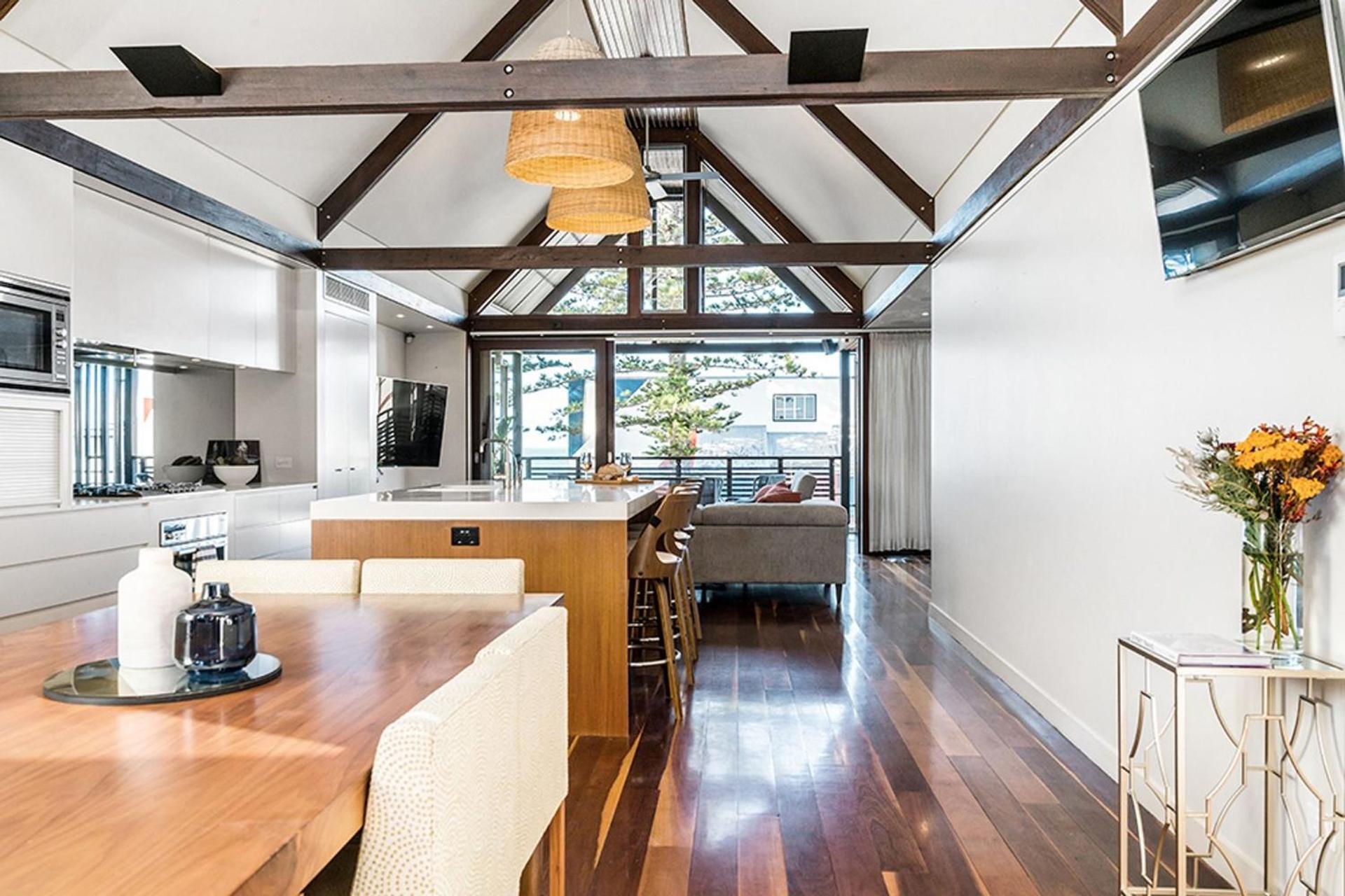 Luxury On The Bay - 2 x 3 bedroom apartments
