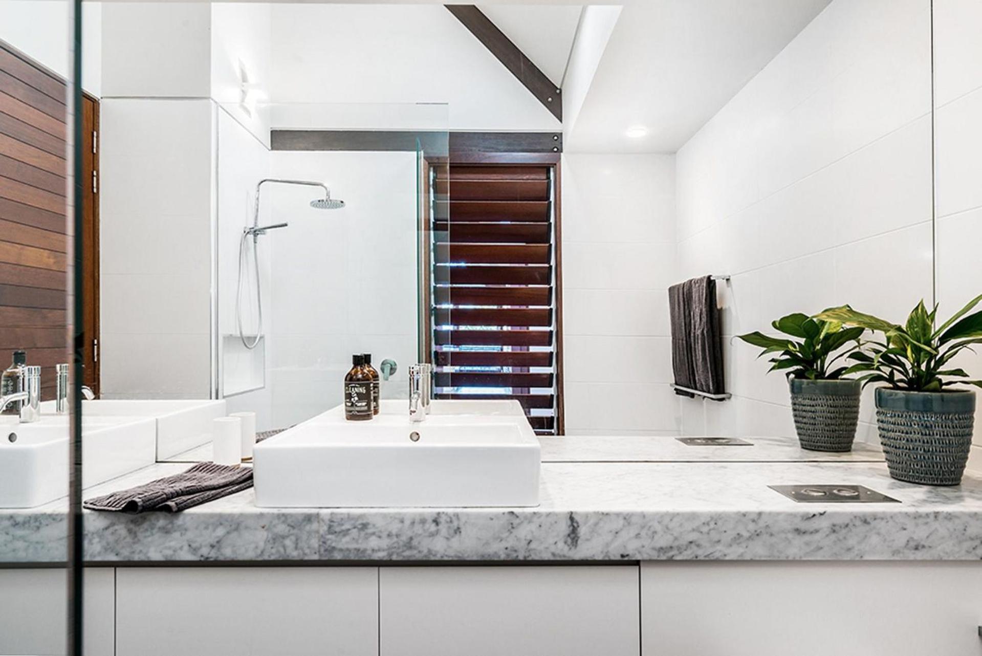Luxury On The Bay - 2 x 3 bedroom apartments
