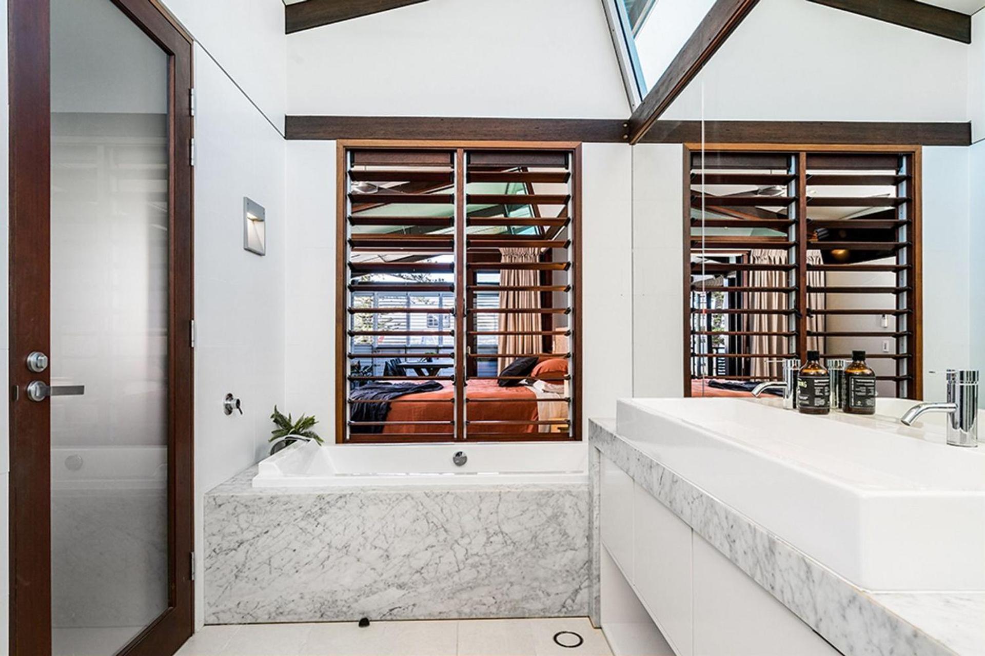 Luxury On The Bay - 2 x 3 bedroom apartments