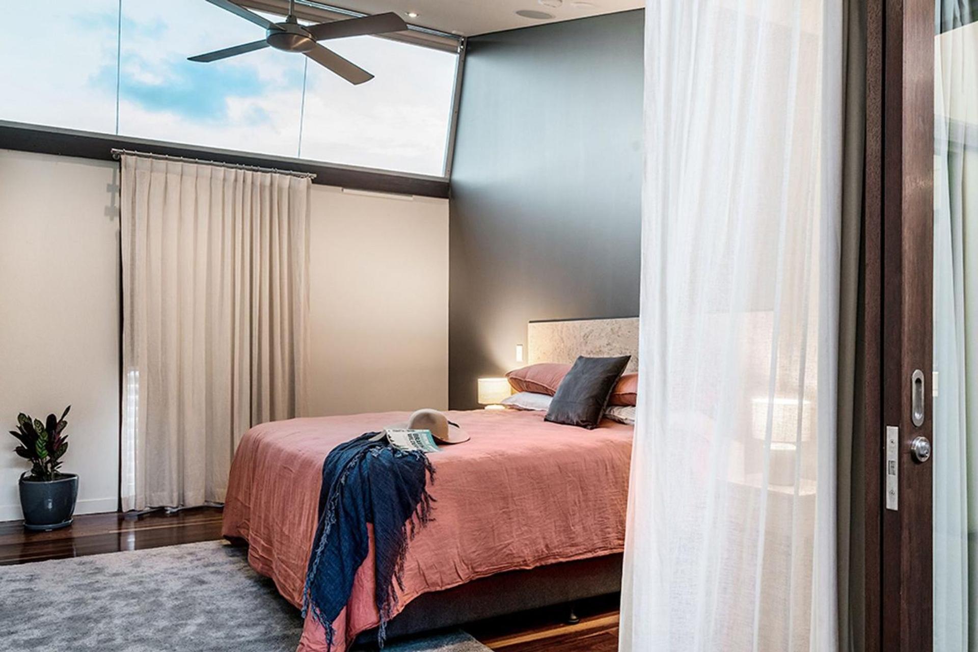 Luxury On The Bay - 2 x 3 bedroom apartments