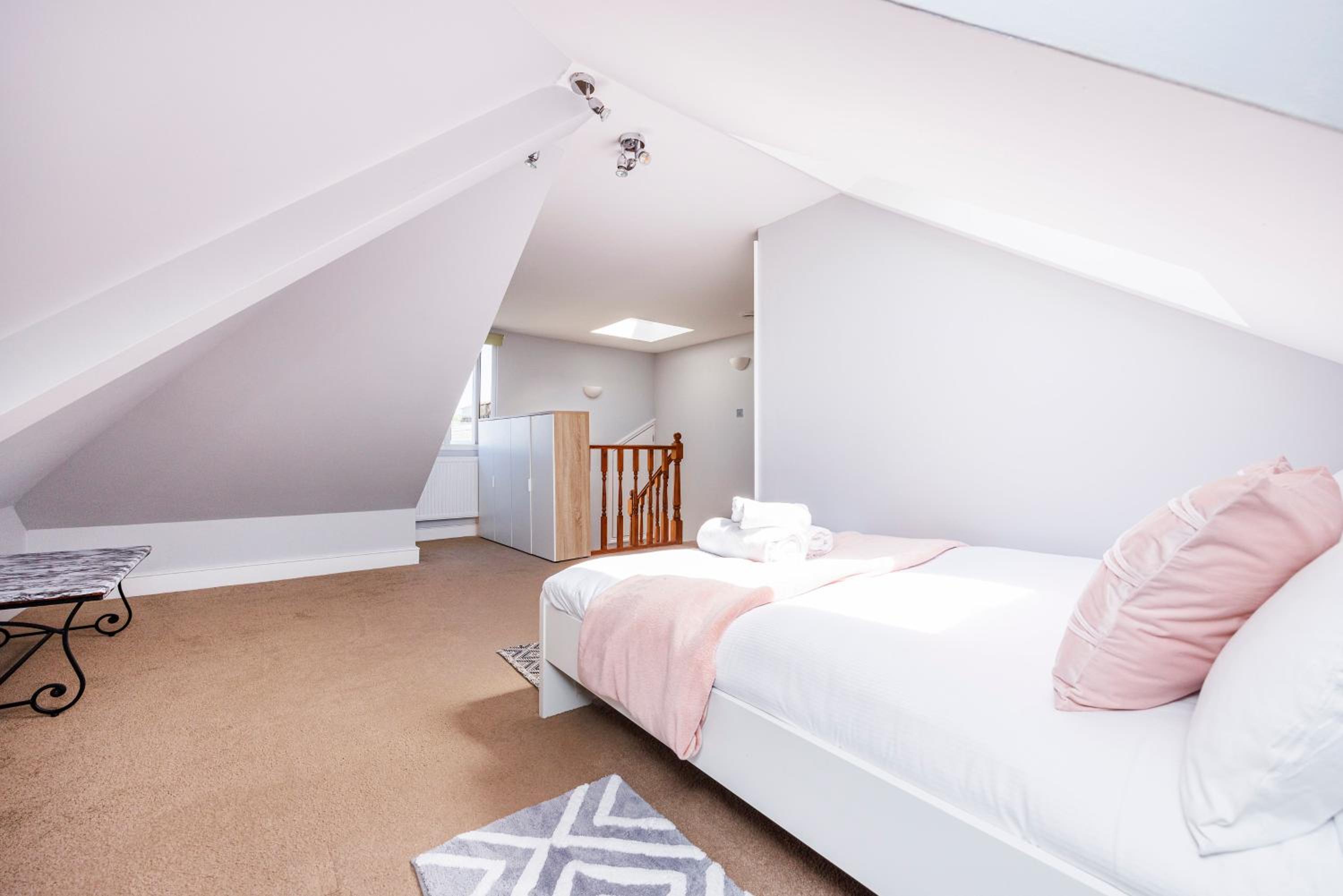 6 Bedroom House with Smart TV by AV Stays Acton Sleeps 11 Free Parking
