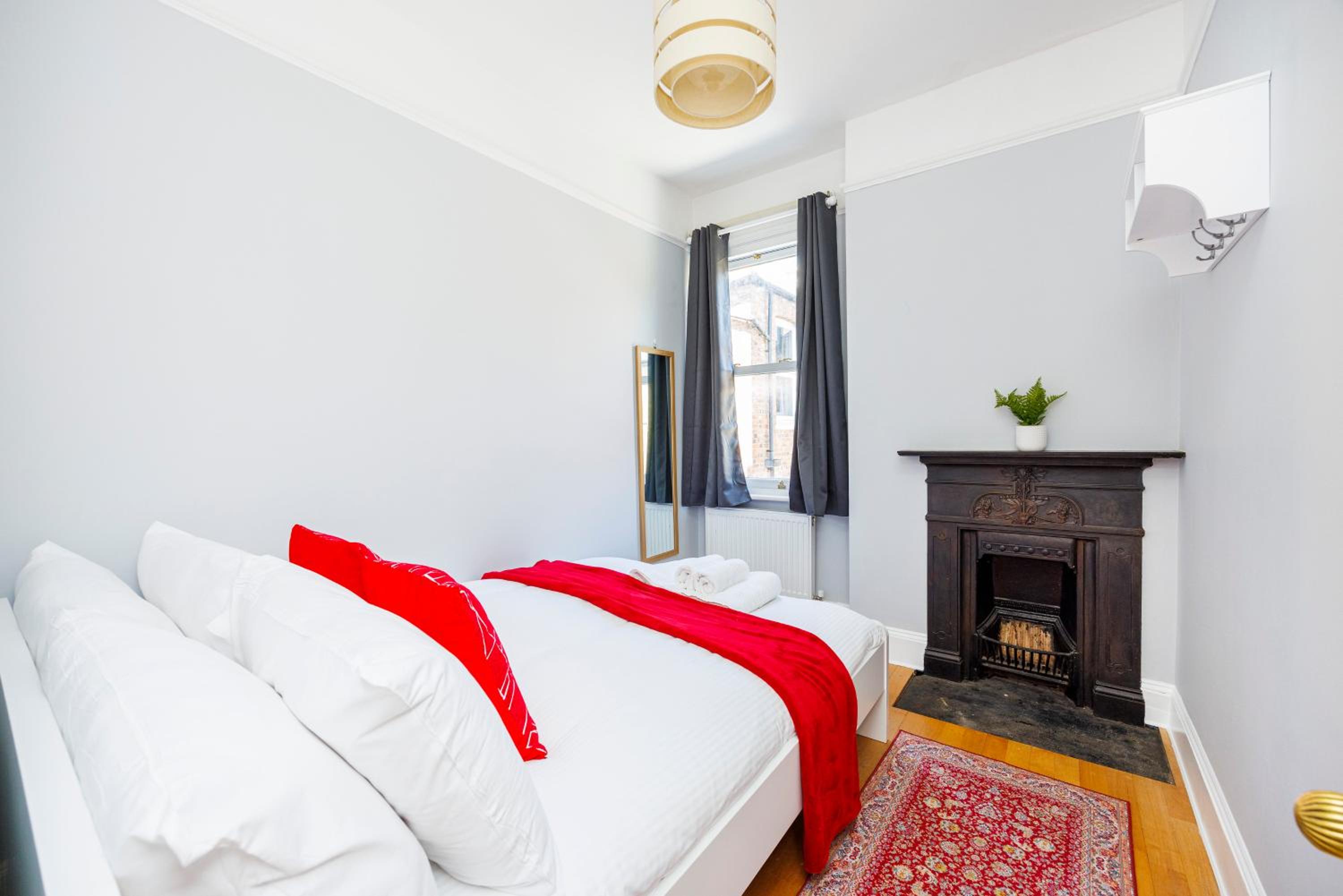6 Bedroom House with Smart TV by AV Stays Acton Sleeps 11 Free Parking
