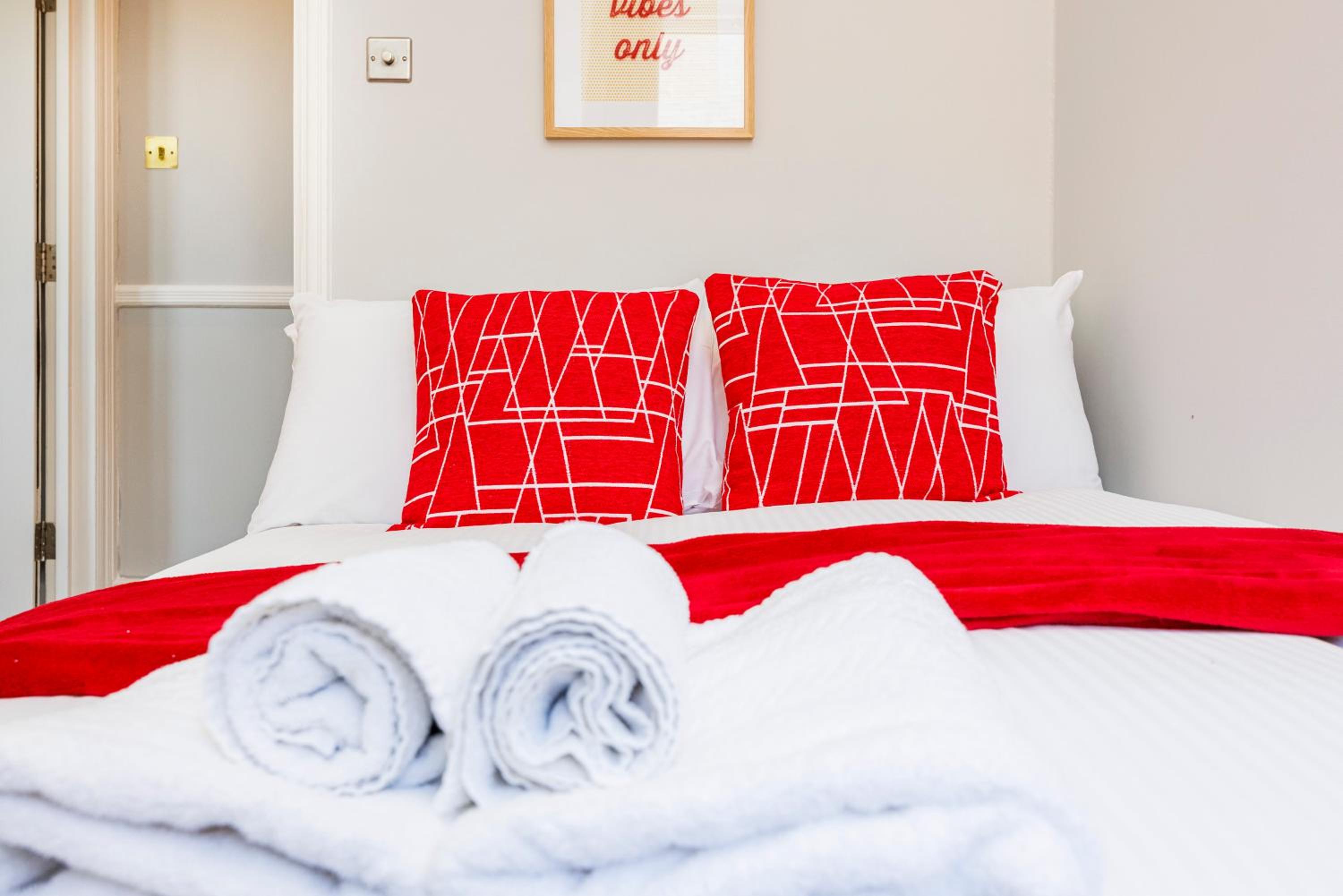 6 Bedroom House with Smart TV by AV Stays Acton Sleeps 11 Free Parking