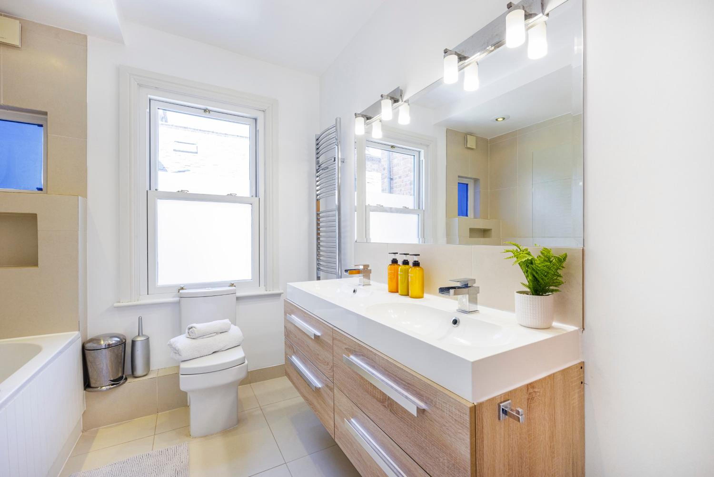 6 Bedroom House with Smart TV by AV Stays Acton Sleeps 11 Free Parking
