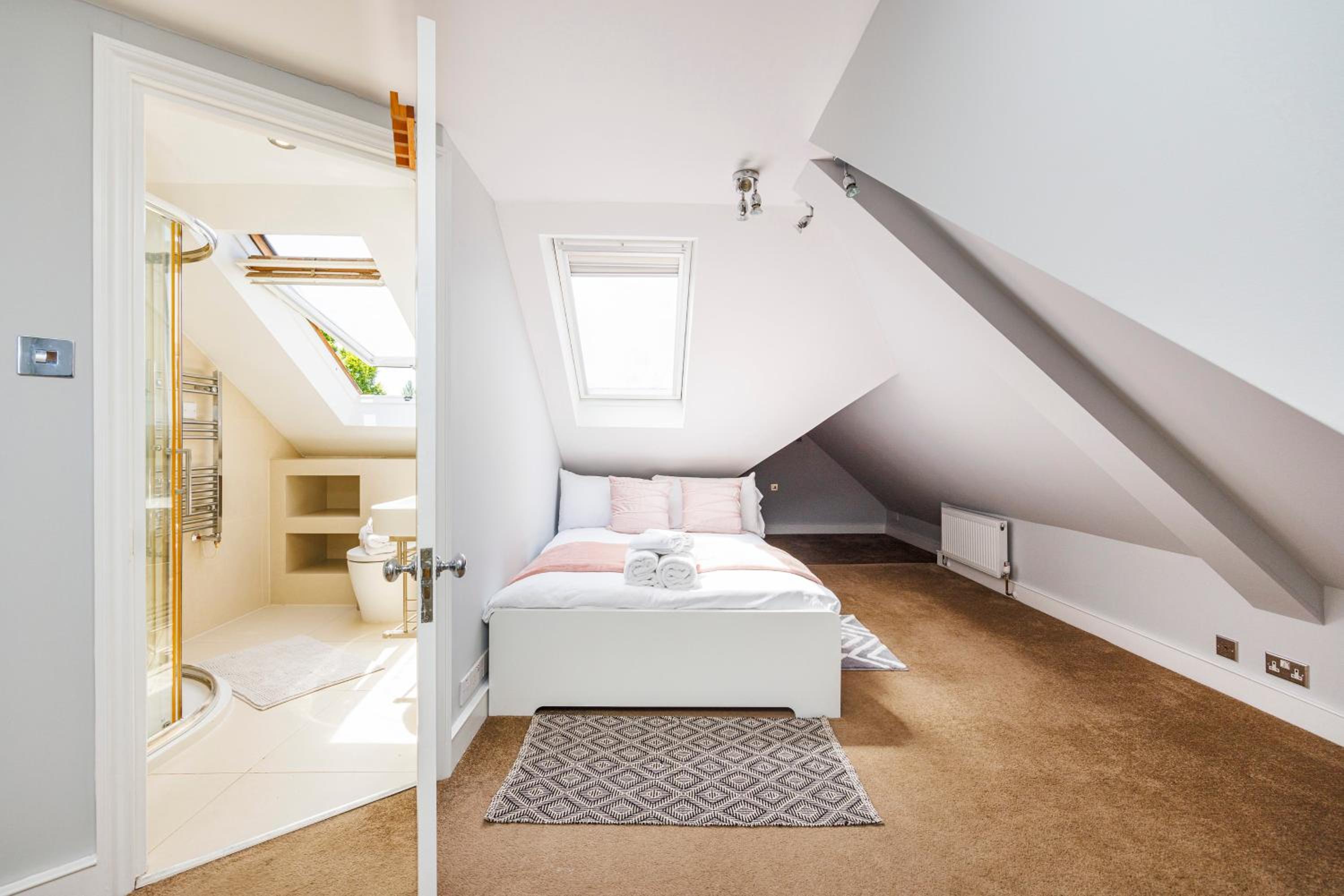 6 Bedroom House with Smart TV by AV Stays Acton Sleeps 11 Free Parking